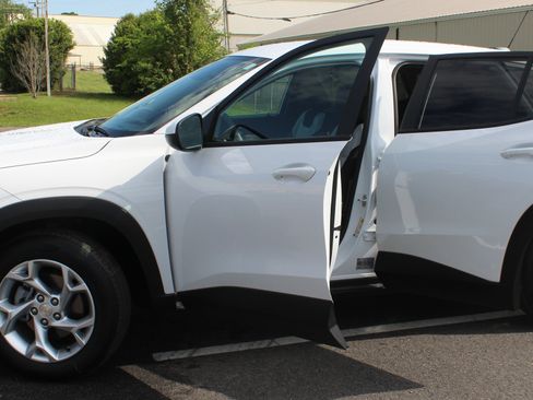 Used 2025 Chevrolet Trax LS w/ LS Convenience Package image 3
