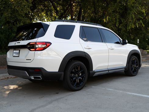 Certified 2025 Honda Pilot Touring image 9