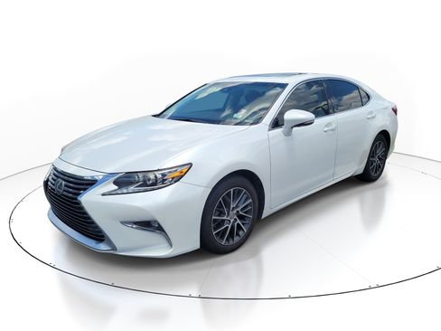 Used 2016 Lexus ES 350 w/ Luxury Package w/Wood Trim FWD image 3