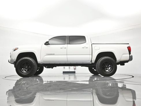 Used 2021 Toyota Tacoma SR5 AWD/4WD image 44