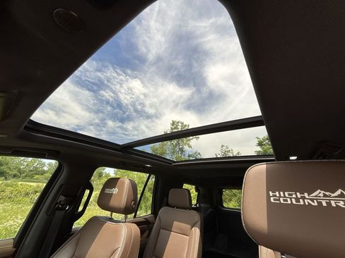 Used 2022 Chevrolet Tahoe High Country AWD/4WD image 16