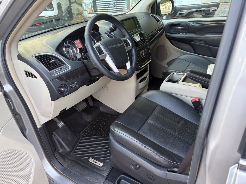 Used 2016 Chrysler Town & Country Touring-L w/ Driver Convenience Group FWD image 9
