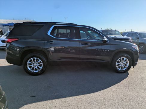 Used 2020 Chevrolet Traverse LT image 2