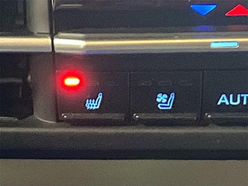 Used 2022 Toyota Sienna Limited image 21