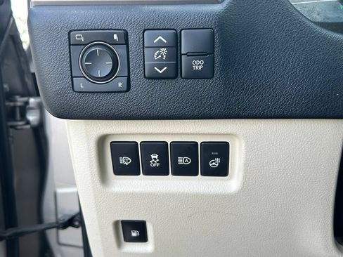 Used 2023 Lexus GX 460 Premium w/ Accessory Package AWD/4WD image 18