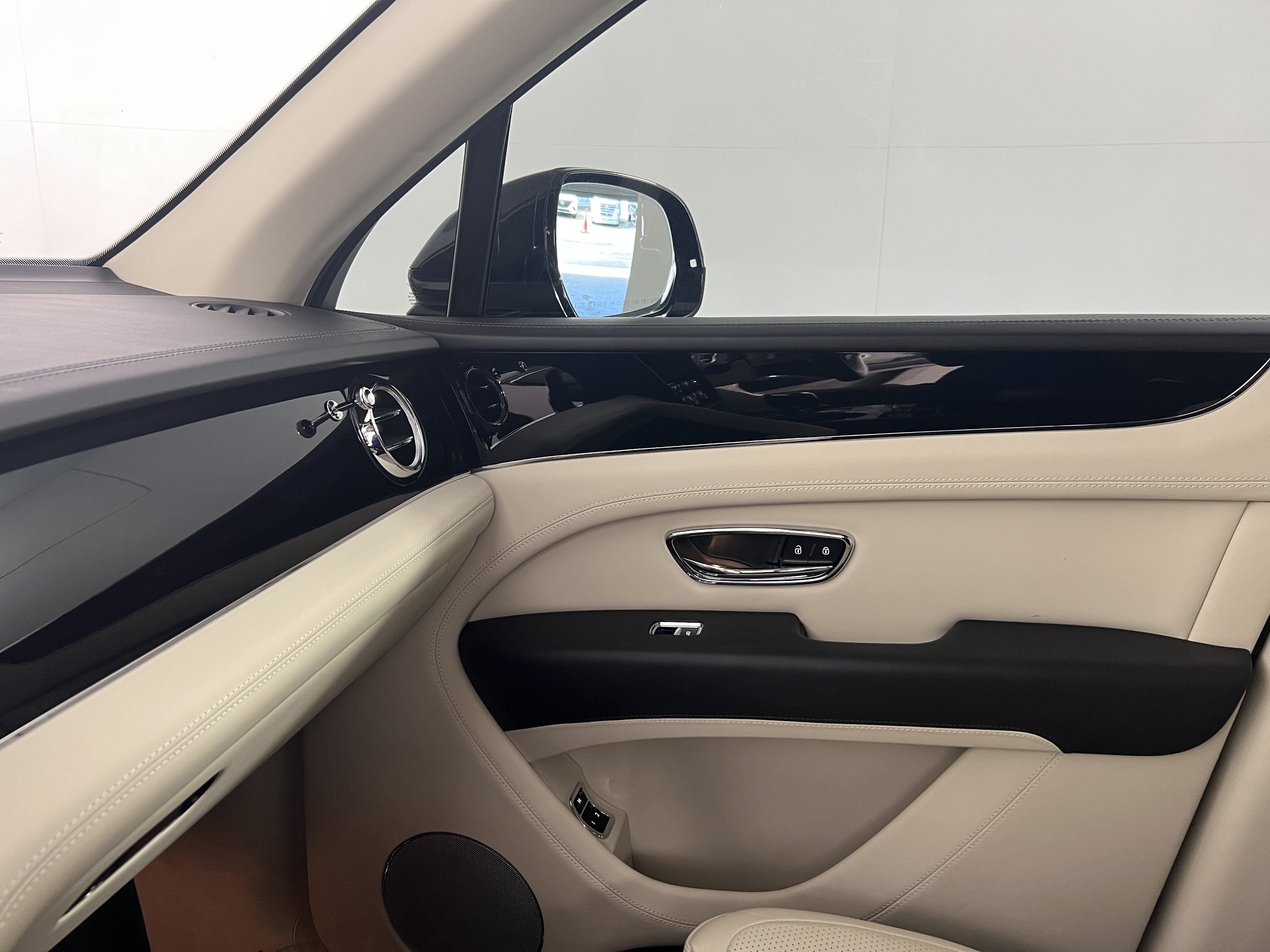 Used 2021 Bentley Bentayga AWD/4WD image 12