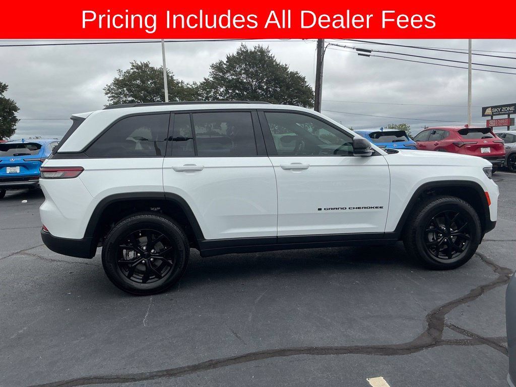 Used 2025 Jeep Grand Cherokee Altitude RWD image 6
