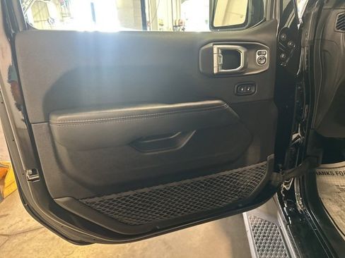 Used 2023 Jeep Gladiator Overland image 8