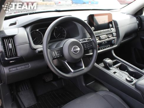 Used 2023 Nissan Pathfinder S image 12