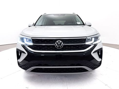 Used 2022 Volkswagen Taos SEL w/ Panoramic Sunroof Package FWD image 11