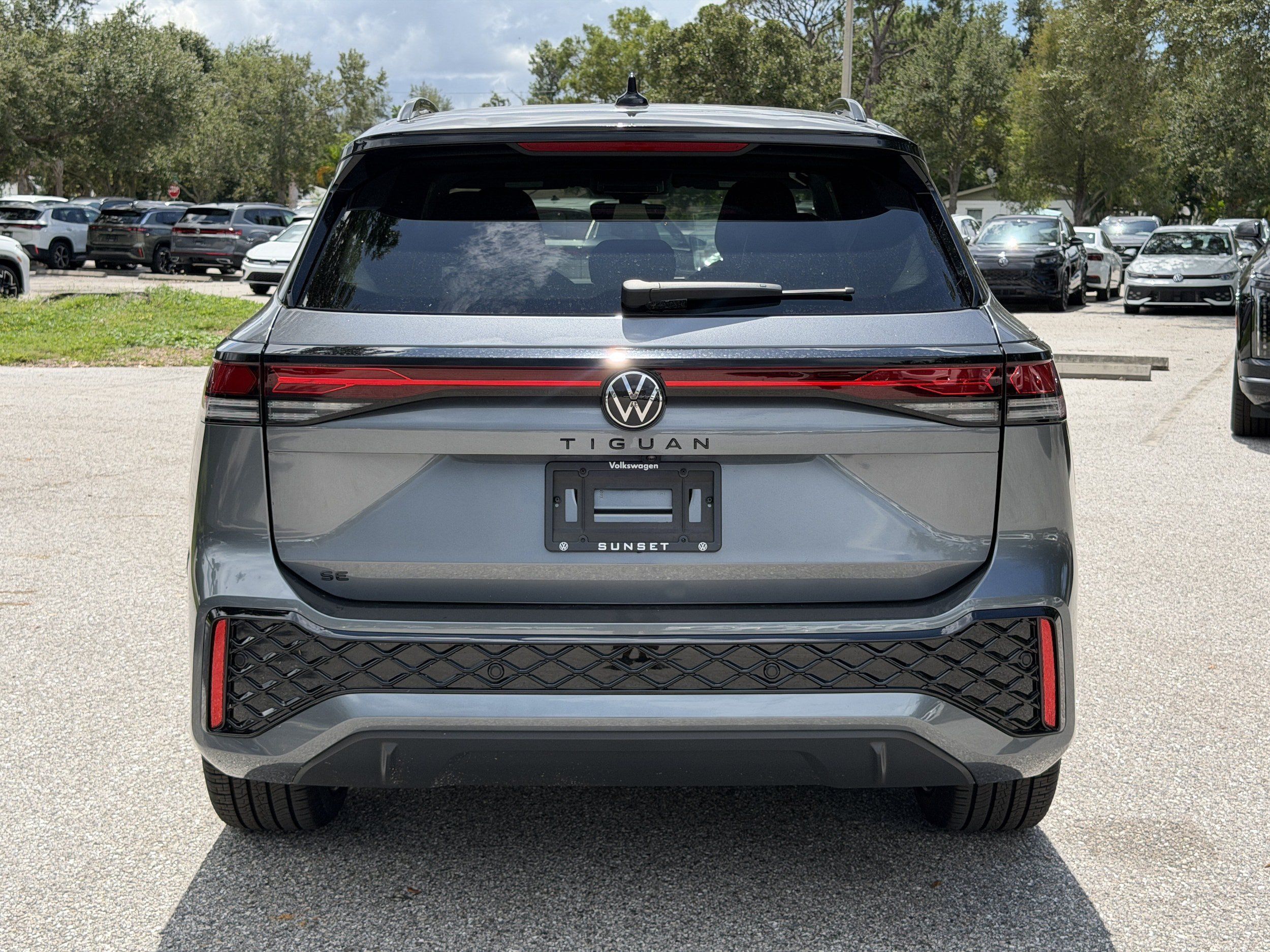 New 2026 Volkswagen Tiguan SE R-Line FWD image 6