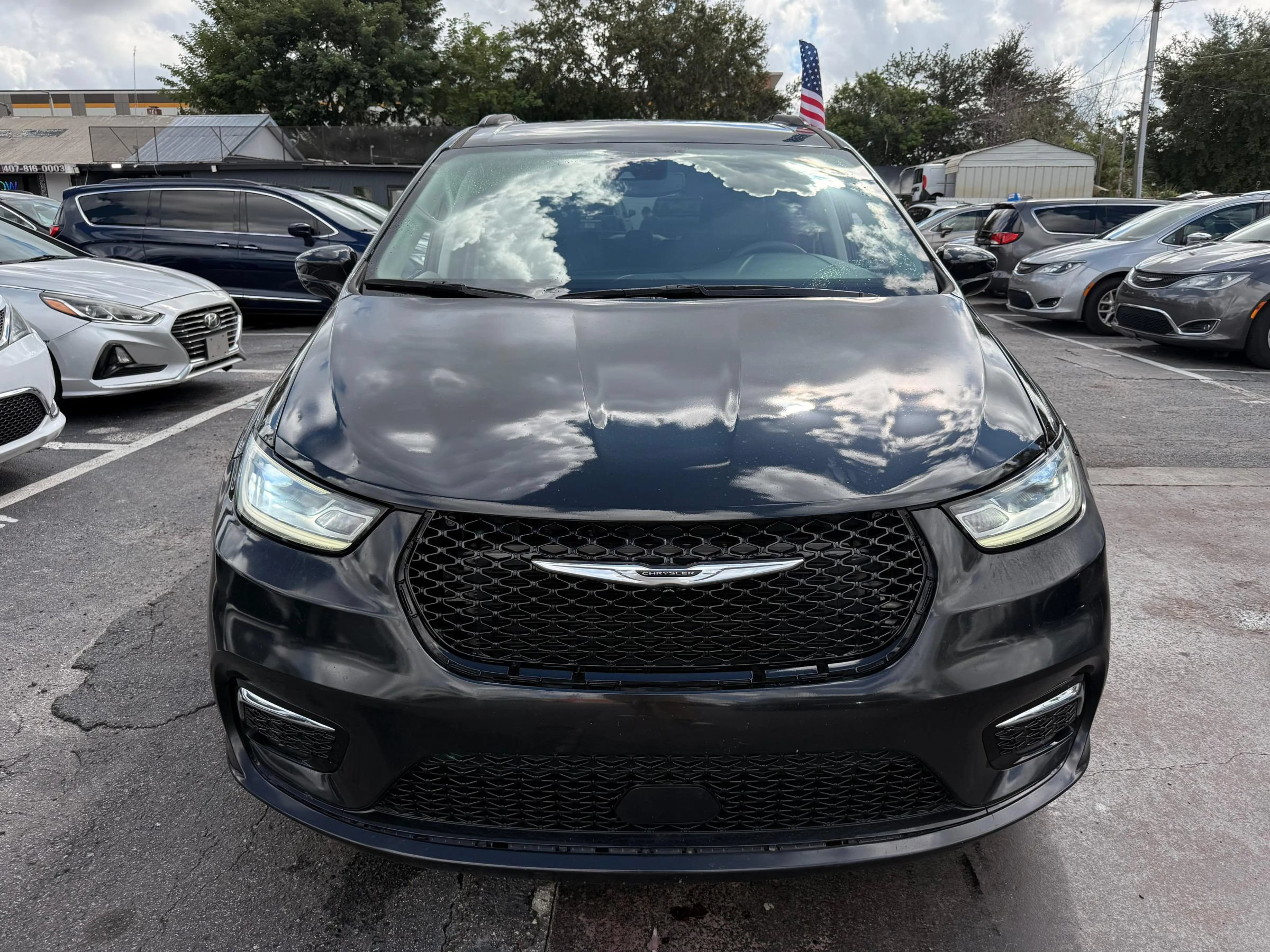 Used 2022 Chrysler Pacifica Touring-L FWD image 2