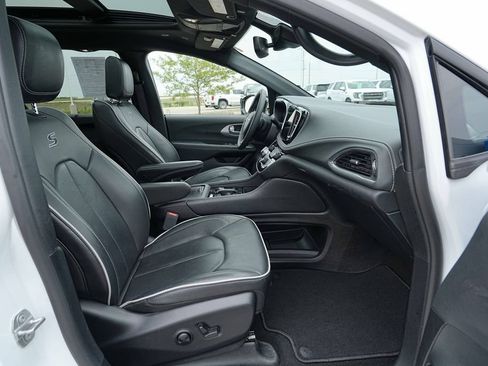 Used 2025 Chrysler Pacifica Limited FWD image 21
