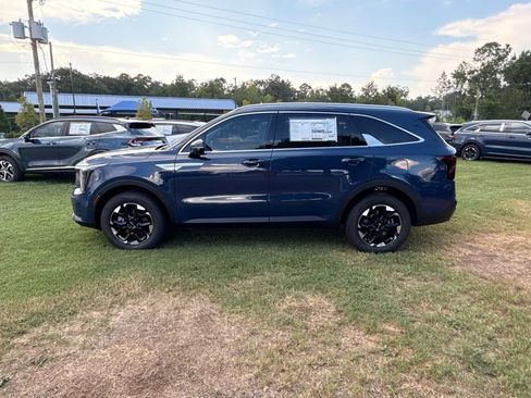 Certified 2025 Kia Sorento S w/ Panoramic Sunroof Package FWD image 6