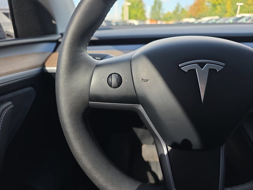Used 2024 Tesla Model Y Long Range AWD/4WD image 26