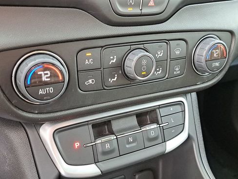 Used 2024 GMC Terrain SLT image 25