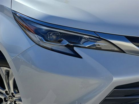 Used 2022 Toyota Sienna Platinum image 37