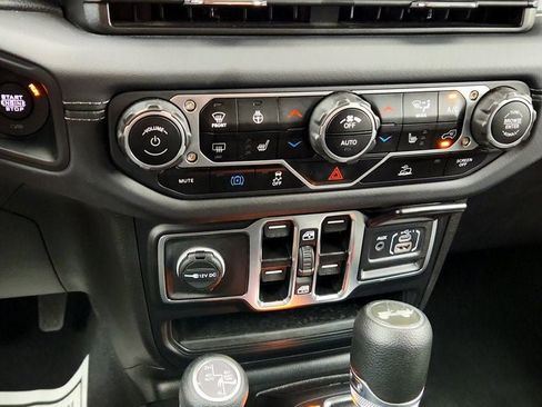 Used 2025 Jeep Wrangler Unlimited Sahara AWD/4WD image 16