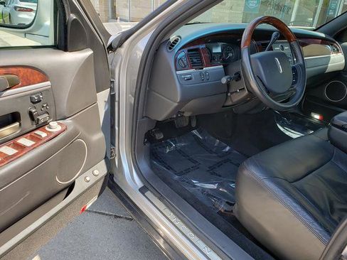 Used 2010 Lincoln Town Car Signature Limited image 11