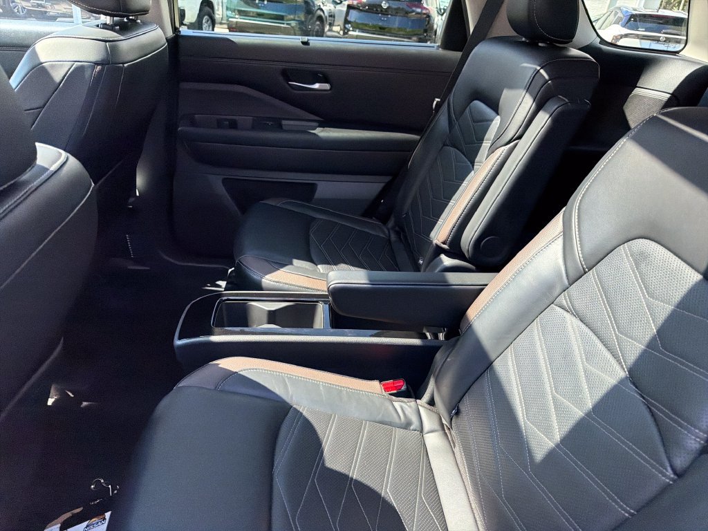 Used 2024 Nissan Pathfinder Platinum FWD image 32