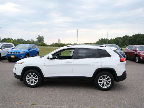 Used 2017 Jeep Cherokee Latitude w/ Cold Weather Group AWD/4WD image 4