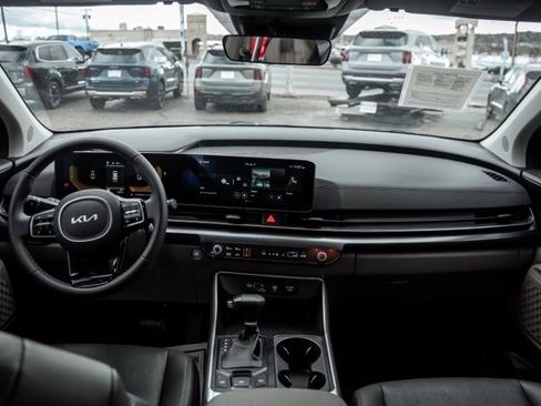 Used 2025 Kia Carnival image 11