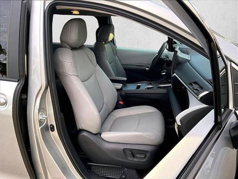Used 2025 Toyota Sienna XLE FWD image 9