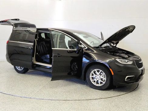 Used 2023 Chrysler Pacifica Touring-L FWD image 9