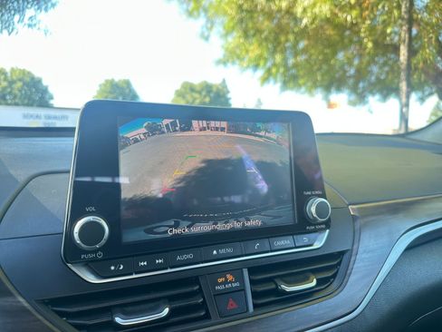 Used 2024 Nissan Altima 2.5 SV image 17