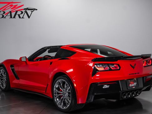 Used 2015 Chevrolet Corvette Z06 w/ 2LZ Preferred Equipment Group RWD image 3