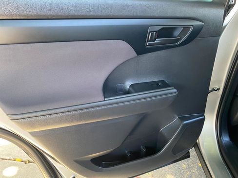 Used 2024 Toyota Highlander LE FWD image 31