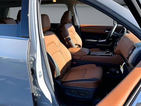 New 2025 Nissan Pathfinder Platinum image 11