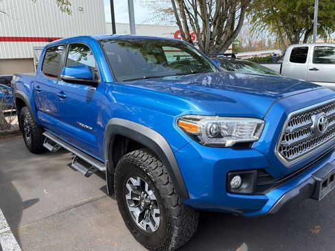Used 2017 Toyota Tacoma TRD Off-Road image 2