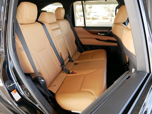 Used 2023 Lexus LX 600 4WD w/ Luxury Package image 3