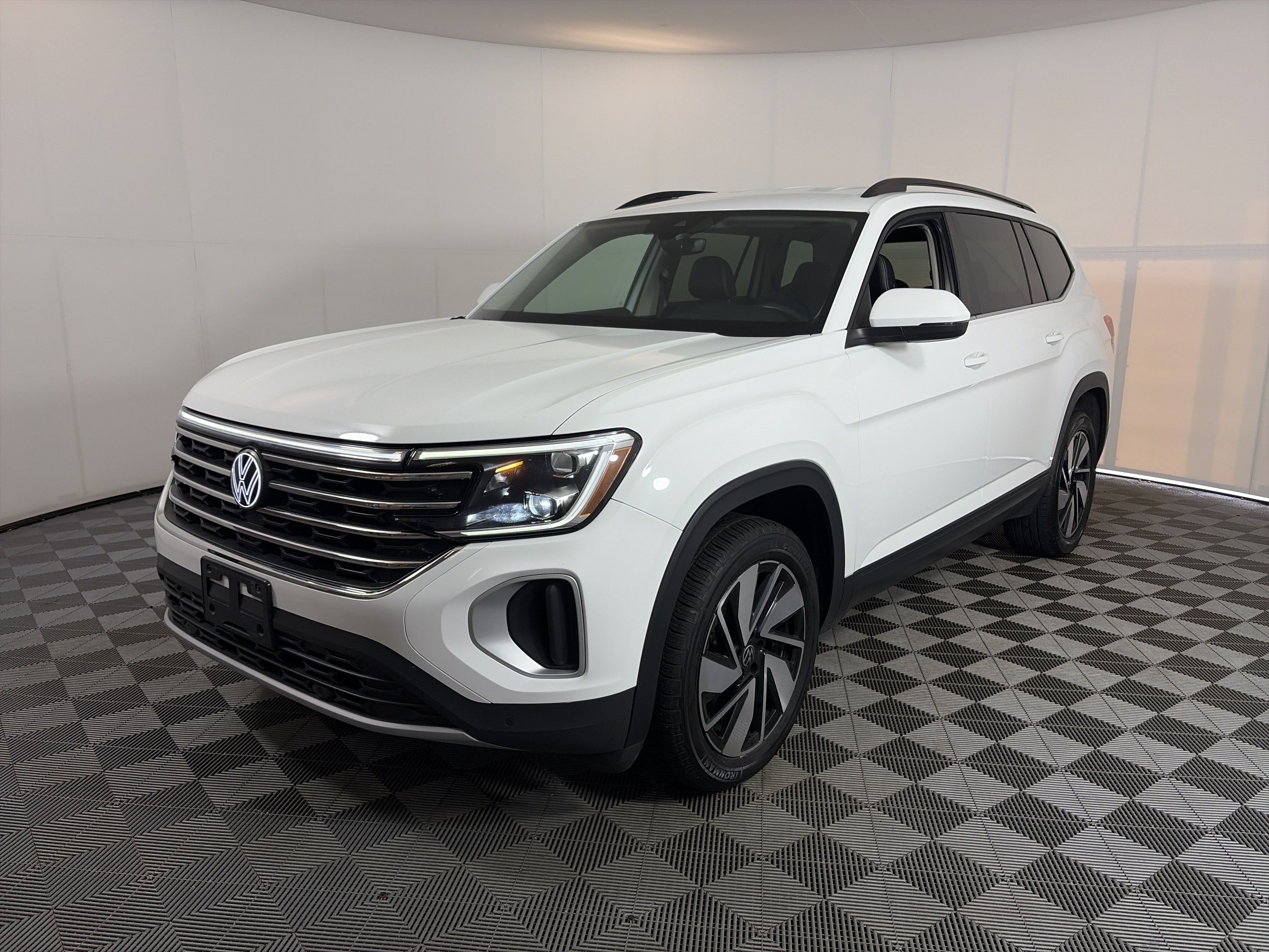 Used 2024 Volkswagen Atlas SE AWD/4WD image 2