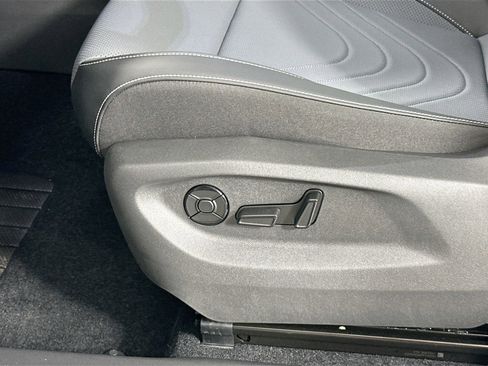 Certified 2025 Volkswagen Tiguan SE image 18