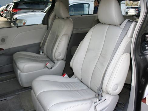 Used 2014 Toyota Sienna XLE image 27