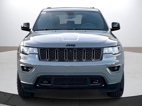 Used 2019 Jeep Grand Cherokee Laredo image 3