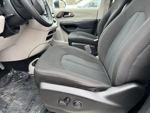 Used 2023 Chrysler Voyager LX image 5