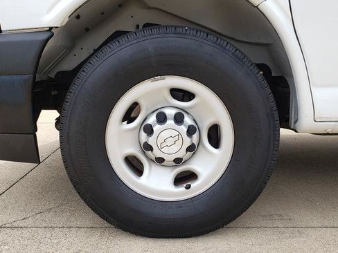 Used 2018 Chevrolet Express 2500 w/ Driver Convenience Package RWD image 27