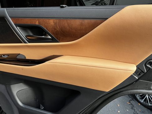 Used 2025 Lexus LX 600 4WD w/ Luxury Package image 39