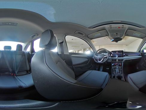 Used 2025 Volkswagen Jetta SE image 42