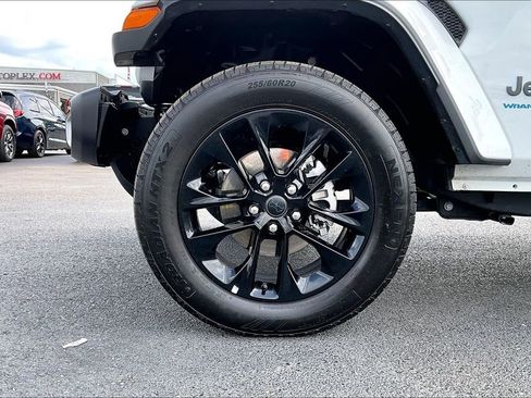 Used 2025 Jeep Wrangler Unlimited Sahara w/ Safety Group AWD/4WD image 34