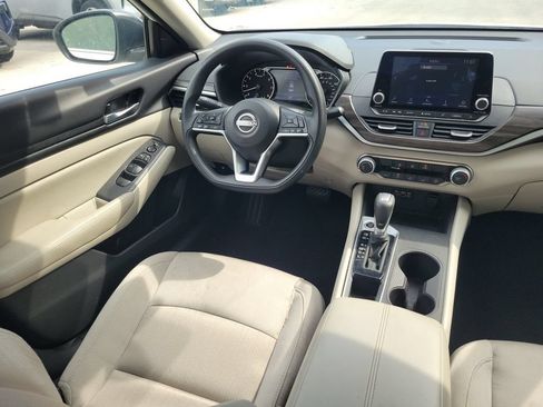 Used 2025 Nissan Altima 2.5 SV FWD image 12