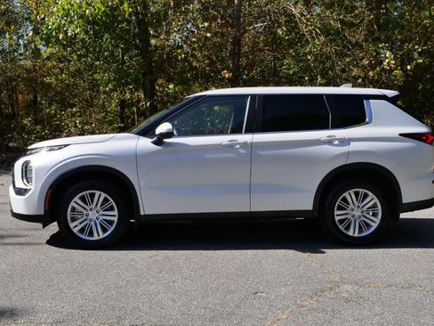 Used 2024 Mitsubishi Outlander ES image 30