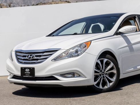 Used 2013 Hyundai Sonata Limited w/ Premium Pkg FWD image 2