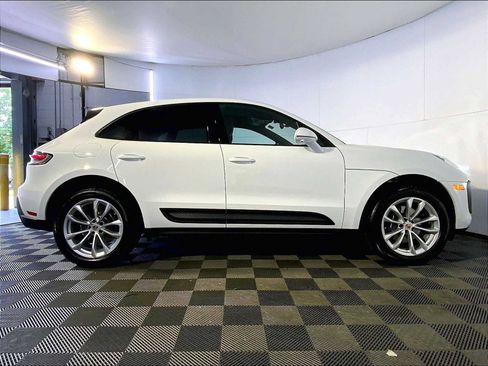 Certified 2026 Porsche Macan AWD/4WD image 8