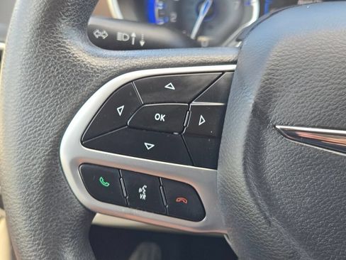 Used 2017 Chrysler Pacifica Touring FWD image 32