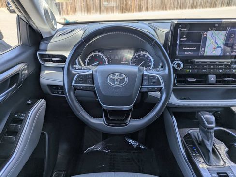 Used 2022 Toyota Highlander Platinum AWD/4WD image 16