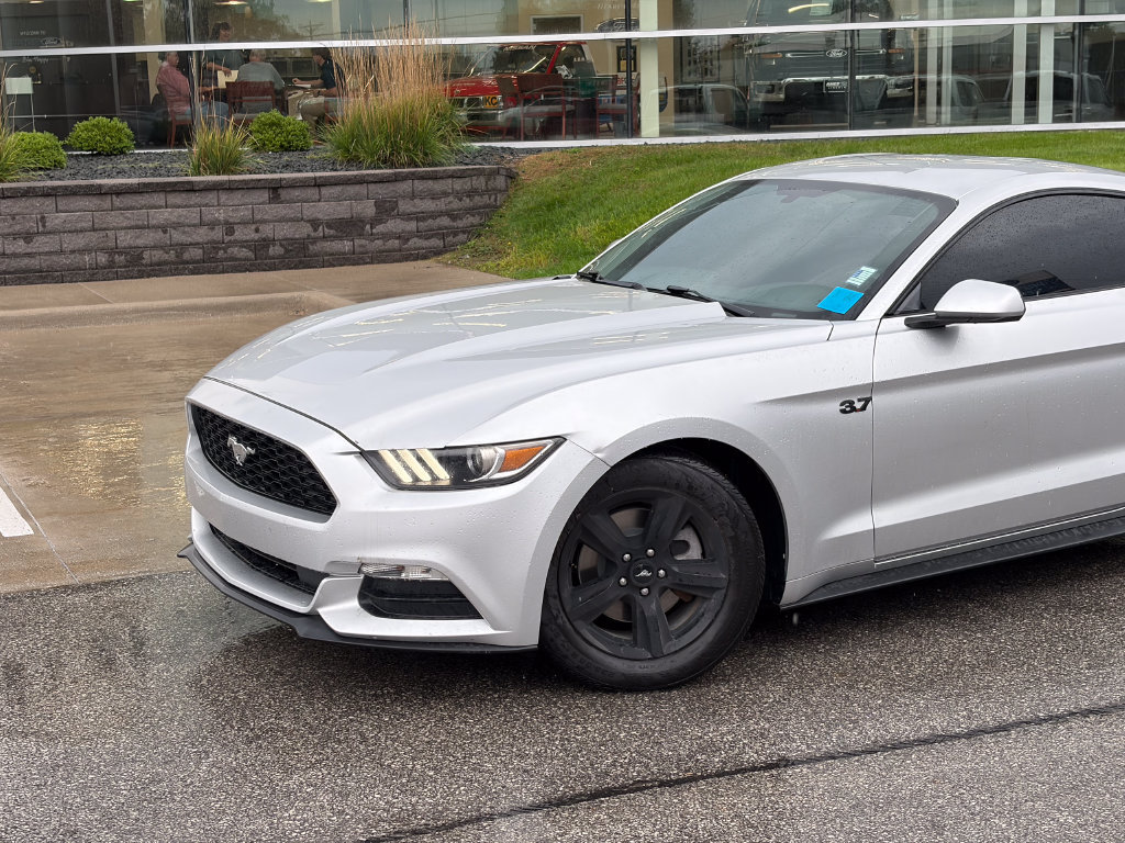 Used 2017 Ford Mustang Coupe RWD image 2